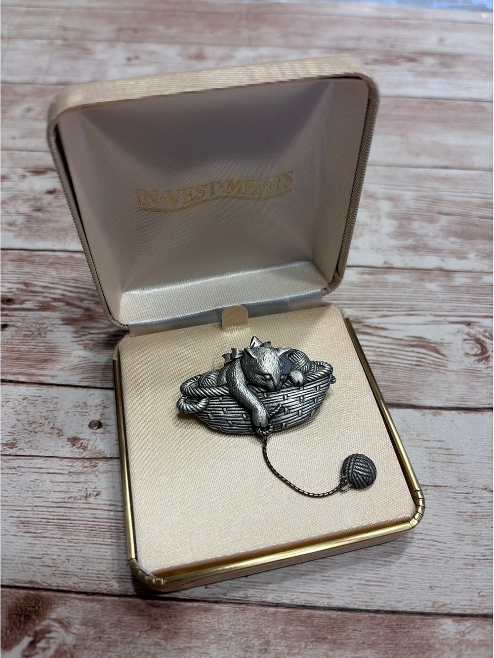 Vintage Jonette Jewelry (JJ) Pewter Cat in a Basket Brooch